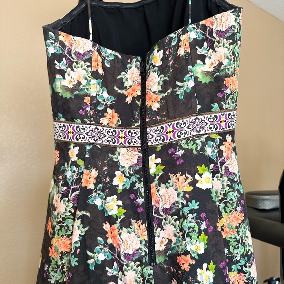 Alice + Olivia Florence Gown - Picture 8 of 11